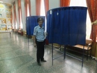 Досрочно голосует сотрудник МВД на избирательном участке №1597